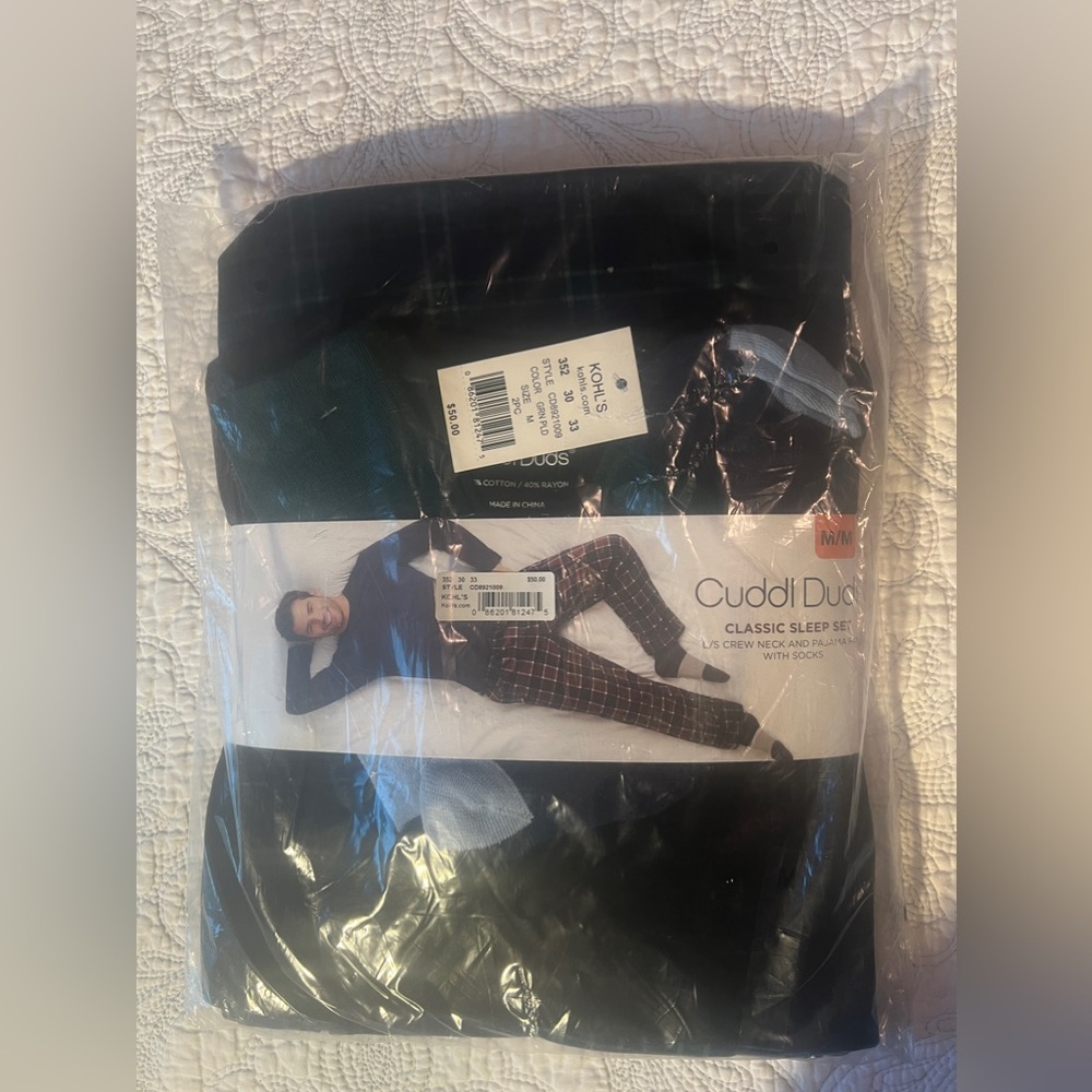 NEW - Men’s Cuddl Duds PJ set, Green/Plaid. Medium.